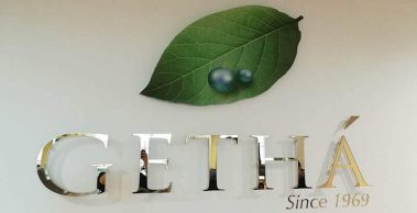 Объемные буквы бренда в интерьере мебельного магазина