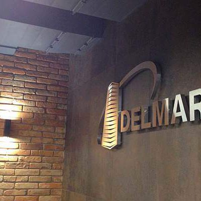 Настенное панно в офисе компании