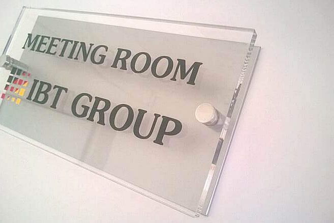 Виготовлення табличок на двері у Дніпрі